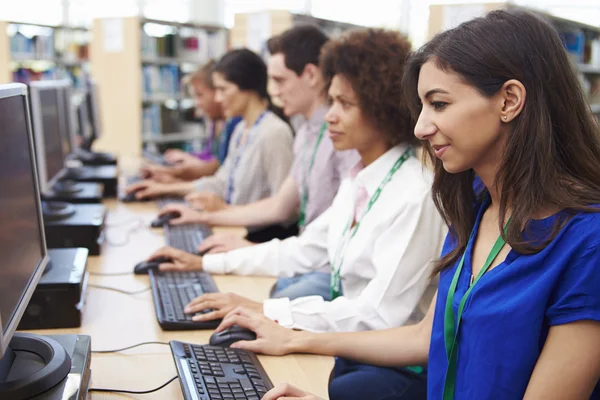 Grupp mogen studenter som arbetar på datorer — Stockfoto