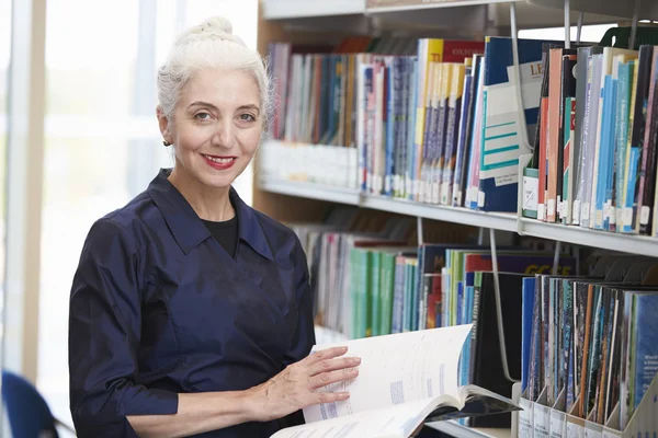 Kobieta studentów studiujących w bibliotece — Zdjęcie stockowe