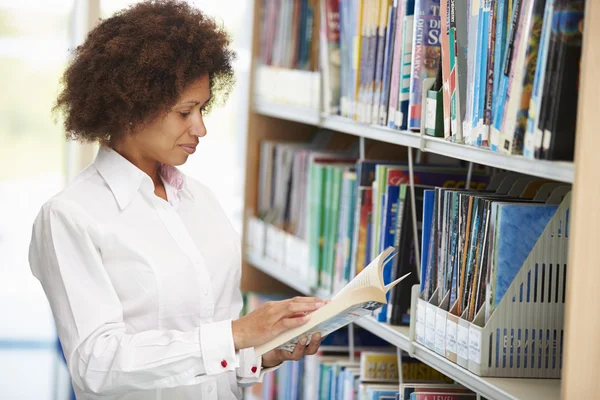 Studente donna che studia in biblioteca — Foto Stock