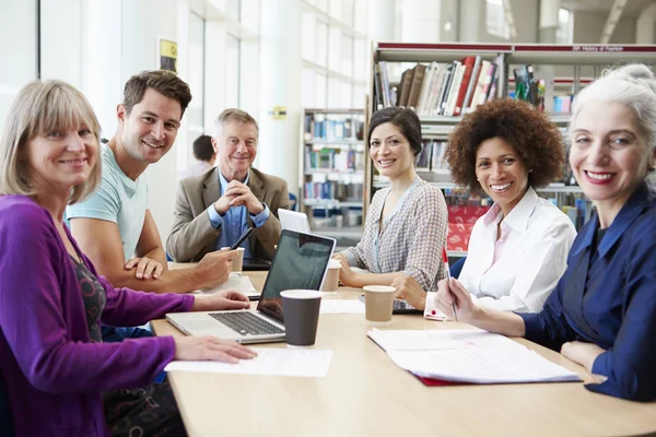 Grupp mogen studenter i biblioteket — Stockfoto