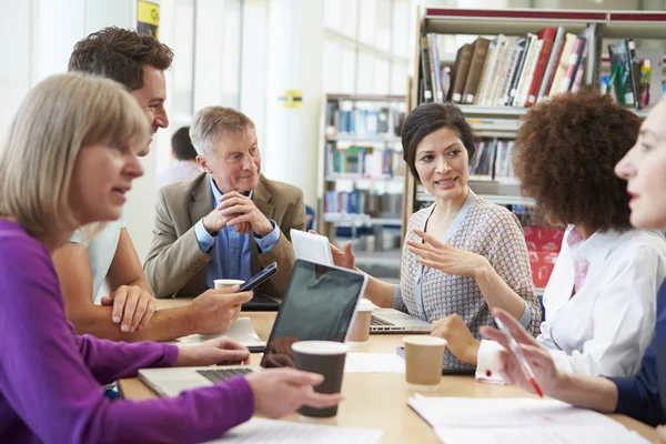 Groupe d'étudiants matures à la bibliothèque — Photo