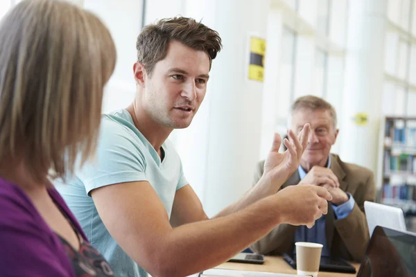 Groupe d'étudiants matures à la bibliothèque — Photo