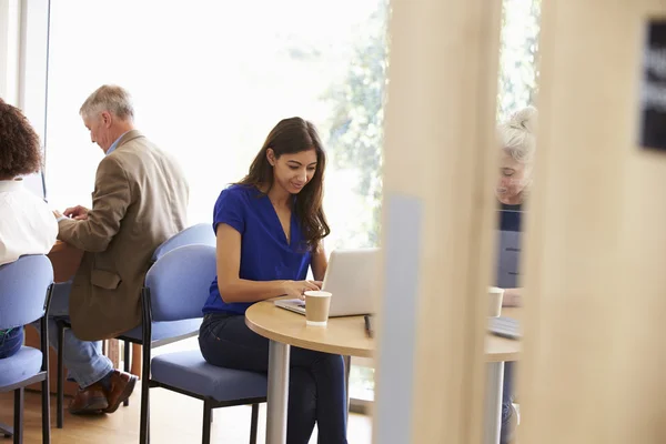 Volwassen studenten werken In College — Stockfoto