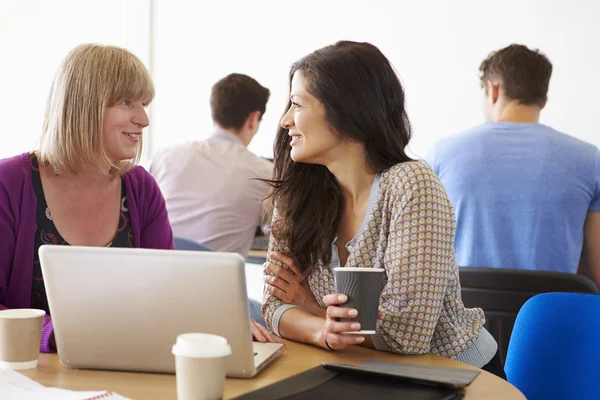 Reife Studenten arbeiten zusammen — Stockfoto