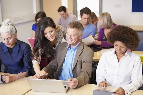 Bijscholing klasse met leraar — Stockfoto