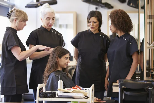 Formation d'enseignants étudiants matures en coiffure — Photo