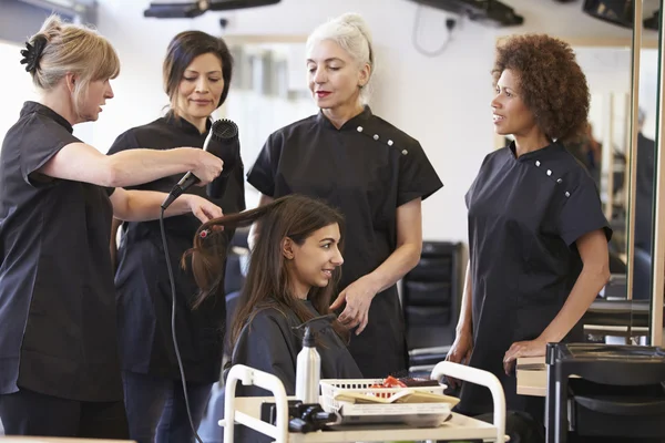 Teacher Training Mature Students In Hairdressing — Stock Photo, Image