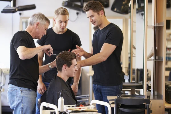 Szkolenie nauczycieli dojrzali studenci w fryzjerstwie — Zdjęcie stockowe