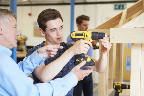 Teacher Helping Student Studying Carpentry — Stock Photo, Image