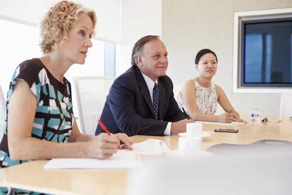 Företagare har möte i styrelserummet — Stockfoto