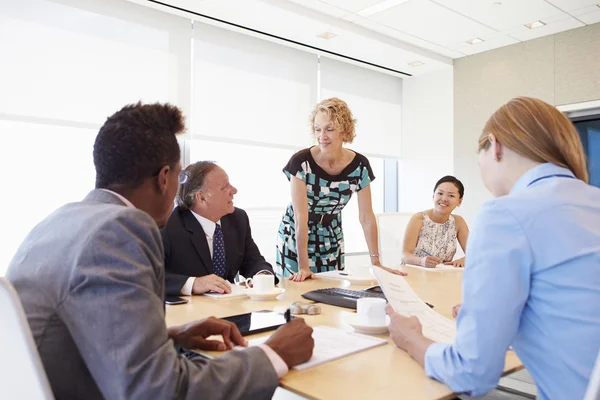 Empresarios se reúnen en la sala de juntas — Foto de Stock