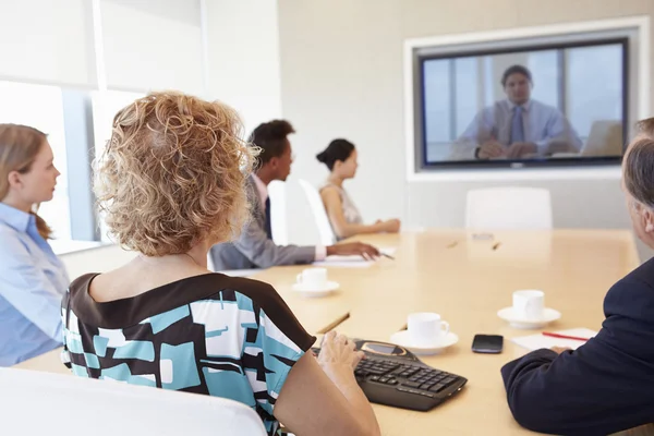 Les gens d'affaires ayant une vidéoconférence — Photo