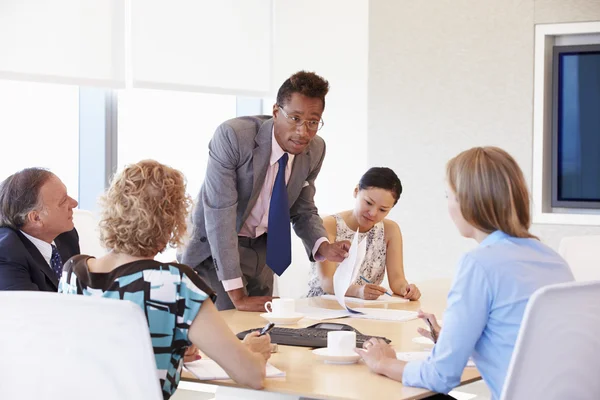 Ondernemers hebben vergadering In bestuurskamer — Stockfoto