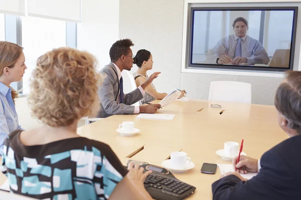 Les gens d'affaires ayant une vidéoconférence — Photo