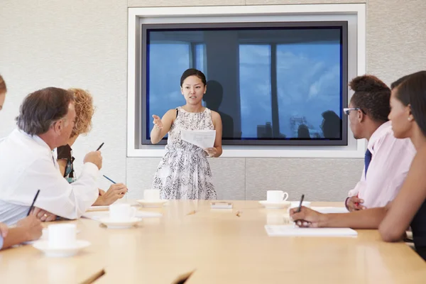 Businesswoman By Screen Addressing Meeting — Stock Photo, Image