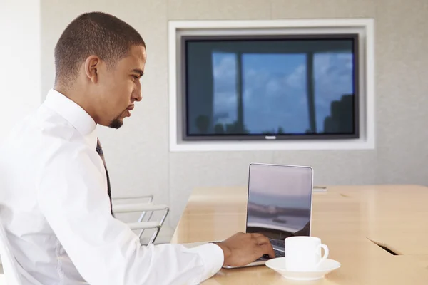 Empresário tendo videoconferência na sala de reuniões — Fotografia de Stock