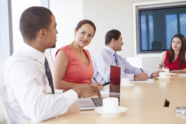 Ondernemers hebben vergadering In bestuurskamer — Stockfoto