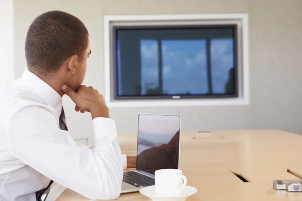 Homme d'affaires ayant une vidéoconférence dans la salle de conférence — Photo
