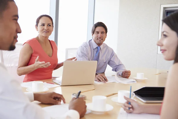 Empresarios se reúnen en la sala de juntas — Foto de Stock