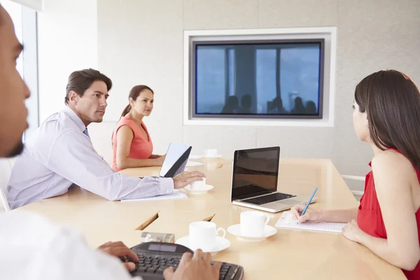 Empresarios que tienen videoconferencia en la sala de juntas — Foto de Stock