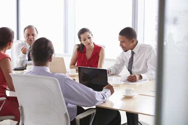 Des hommes d'affaires se réunissant dans une salle de réunion — Photo