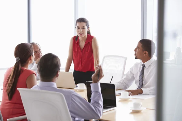 Podnikatelé mají setkání v zasedací místnosti — Stock fotografie