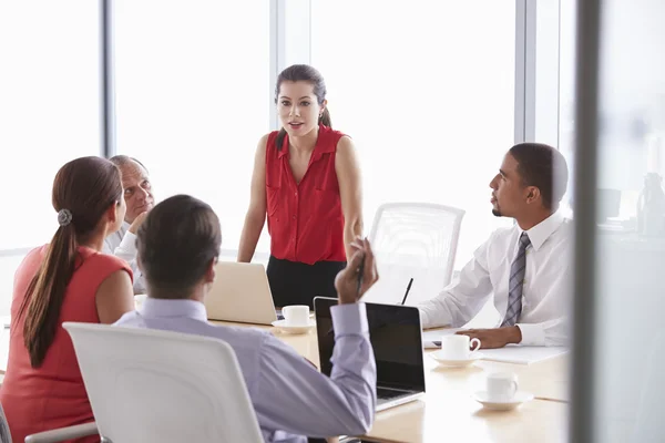 Empresarios se reúnen en la sala de juntas — Foto de Stock