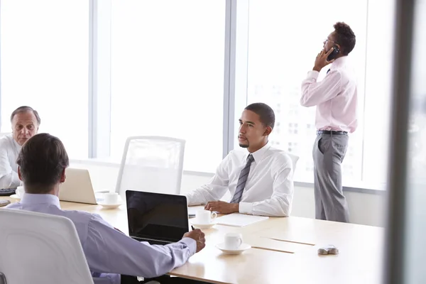 İşadamları toplantı Boardroom masa etrafında — Stok fotoğraf