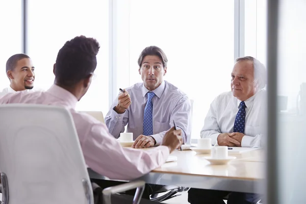 Бизнесмены на встрече за столом в зале заседаний — стоковое фото