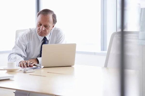 Businessman Working On Laptop — Stock Photo, Image