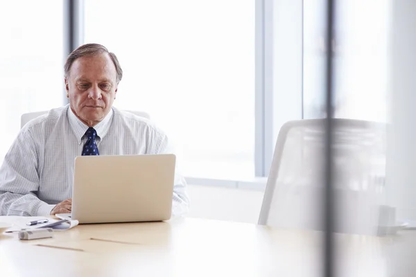 Affärsman som arbetar på bärbar dator — Stockfoto