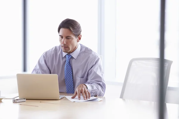 Homem de negócios trabalhando no laptop — Fotografia de Stock