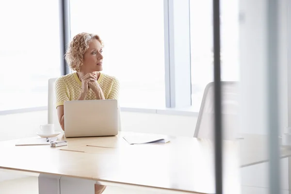 Zakenvrouw Werken op Laptop — Stockfoto