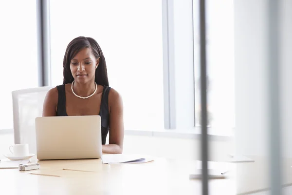 Bizneswoman Praca na laptopie — Zdjęcie stockowe