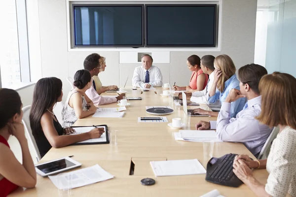 Imprenditori durante la riunione in ufficio — Foto Stock