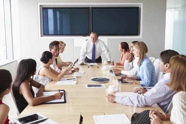 Бизнесмены во время встречи в офисе — стоковое фото