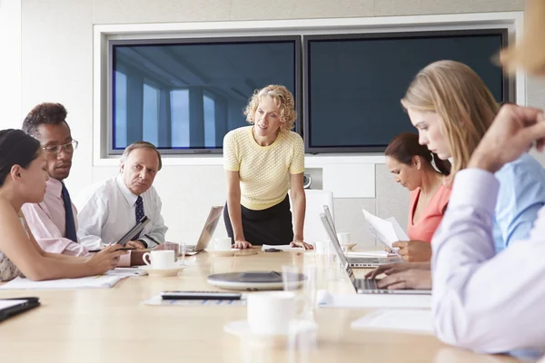 Imprenditori durante la riunione in ufficio — Foto Stock