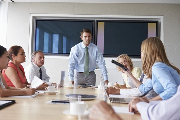 Affärsmän under möte på kontoret — Stockfoto