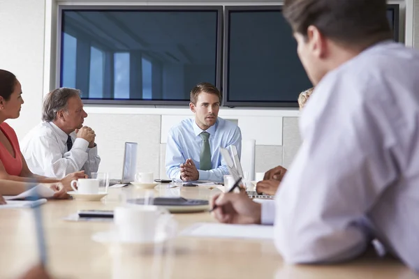 Empresários durante reunião no escritório — Fotografia de Stock