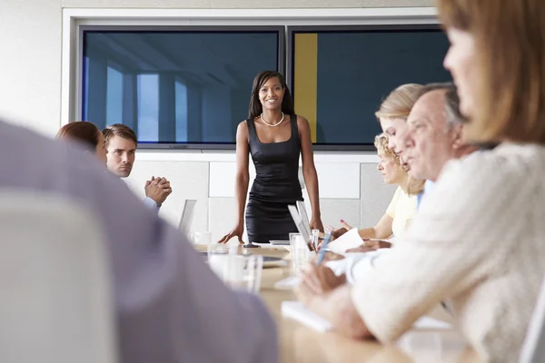 Imprenditori durante la riunione in ufficio — Foto Stock