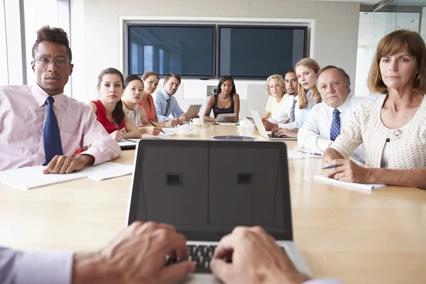 Бізнесмени навколо засідань таблиці — Stok fotoğraf