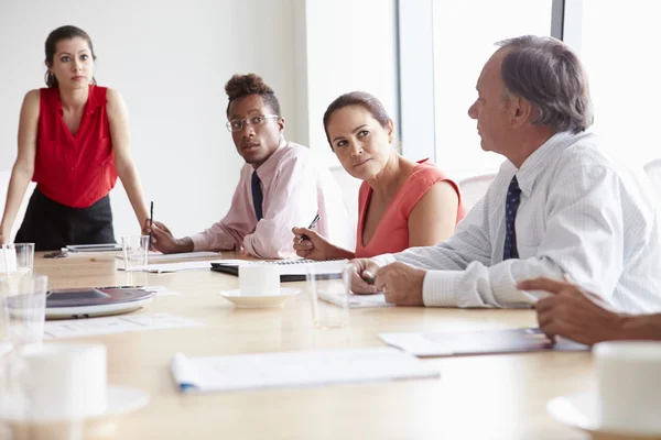 Empresarios durante reunión en la oficina — Foto de Stock