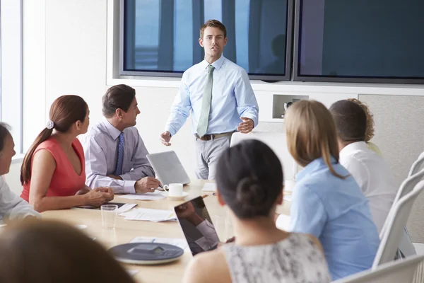 Motiverende spreker in gesprek met ondernemers — Stockfoto