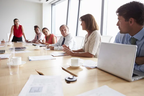 Empresários durante reunião no escritório — Fotografia de Stock