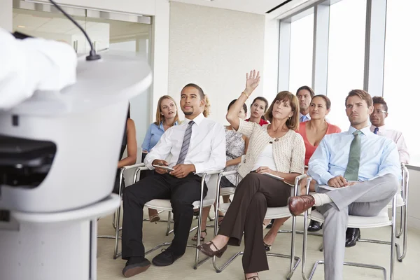 Delegado haciendo pregunta en conferencia de negocios — Foto de Stock