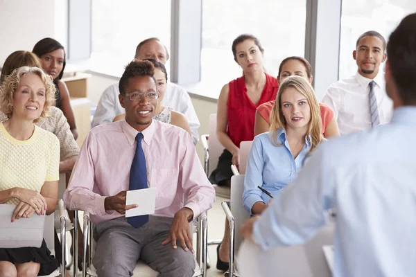 Zakelijke afgevaardigden luisteren naar presentatie op conferentie — Stockfoto