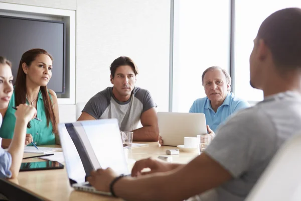 Empresarios se reúnen en la sala de juntas — Foto de Stock