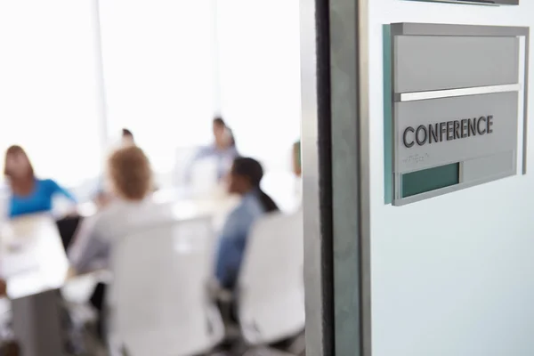 Vista através da porta da sala de conferências — Fotografia de Stock