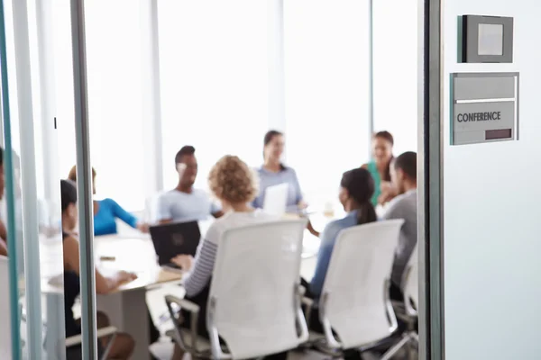 Blick durch Tür des Konferenzraums — Stockfoto