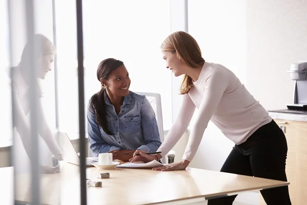 Vrouwelijke ondernemers werken in office — Stockfoto